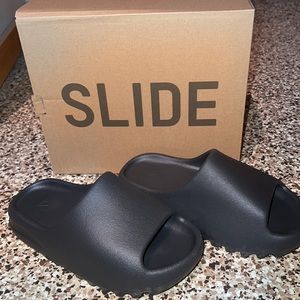 Adidas YEEZY slide Onyx size 4